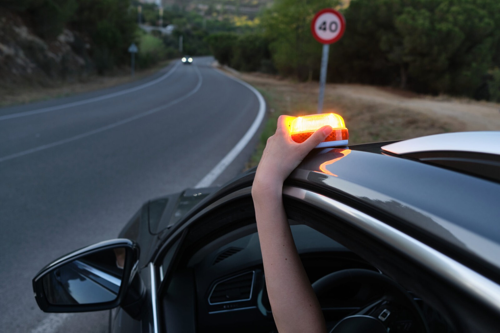 Die Wichtigkeit der Warnleuchte V16 für Deine Sicherheit im Straßenverkehr